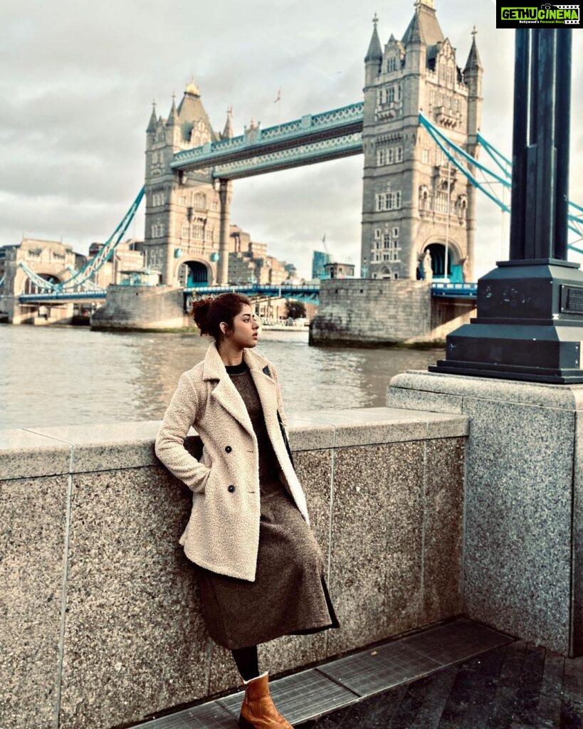 Ditipriya Roy Instagram - Soon when winter ends the fire might come to an end and you will always remember that winter even in the light of summer……♥️🍁 . . . . . . . . . . . . #sunday #sundayvibes #throwback #towerbridge #london #londondiaries #thames #posing #filming #winter #cold #coffee #positivevibes #peaceofmind #instagram #instadaily #instadaily London, United Kingdom