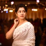 Ditipriya Roy Instagram - लब तो ना खोलूँ मैं, खोलूँ ना लब तो पर आँखों से सब कह दिया…….♥️ . . . . . . . . . Blouse @rabhisek . Hair @i_am_soma13 . Photoghapher @rb_photography999 . . . . . #thursday #biyebari #lookbook #bengaliwedding #traditional #saree #white #red #love #peace #fun #family #mood #fashion #instalike #instafashion #instamood