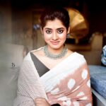Ditipriya Roy Instagram - पिया तोसे…….♥️ . . . . . . . . . 📷 @siladitya_dutta . 💇🏻‍♀️ @i_am_soma13 . 💄 @ameeth_dash . . . . . . #ethnic #ethnicity #silverjewellery #mood #saree #lookbook #mondaymotivation ##mondaymood #love #peace #smile #bengali #messybun #lights #instamood #instafashion #instalike