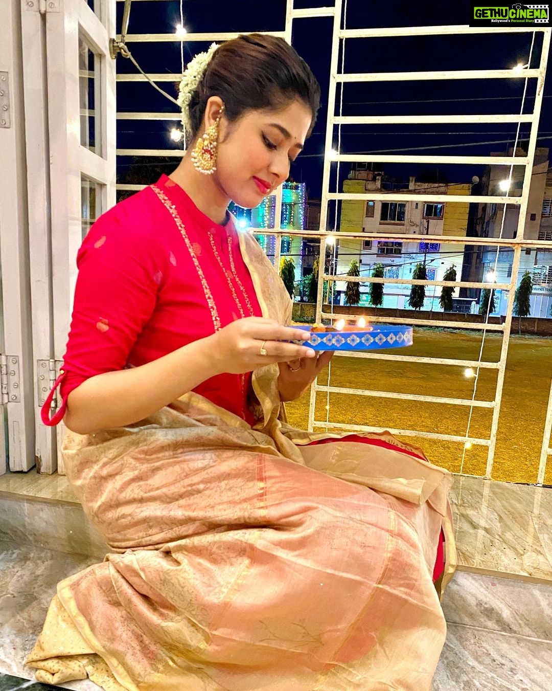 Ditipriya Roy Instagram - Celebration of Light ! 💫✨⚡️♥️ . . . . . . . .#celebration #lights #nosounddiwali #lookbook #mood #home #decoration #sparkle #shine #innerlight #innerpeace #smile #love #instamood #instadaily #instalike