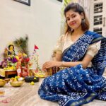 Ditipriya Roy Instagram - ॥ বাড়ির লক্ষ্মী পূজো ॥ 🙏🏻❤️ . . . . . . . . . #lakkhipujo #lakshmipuja #laxmipuja #bengali #puja #2k22 #traditional #ethnicwear #saree #silver #bari #home #bindi #blue #mood #positivevibes #love #instagram #instamood #instalike