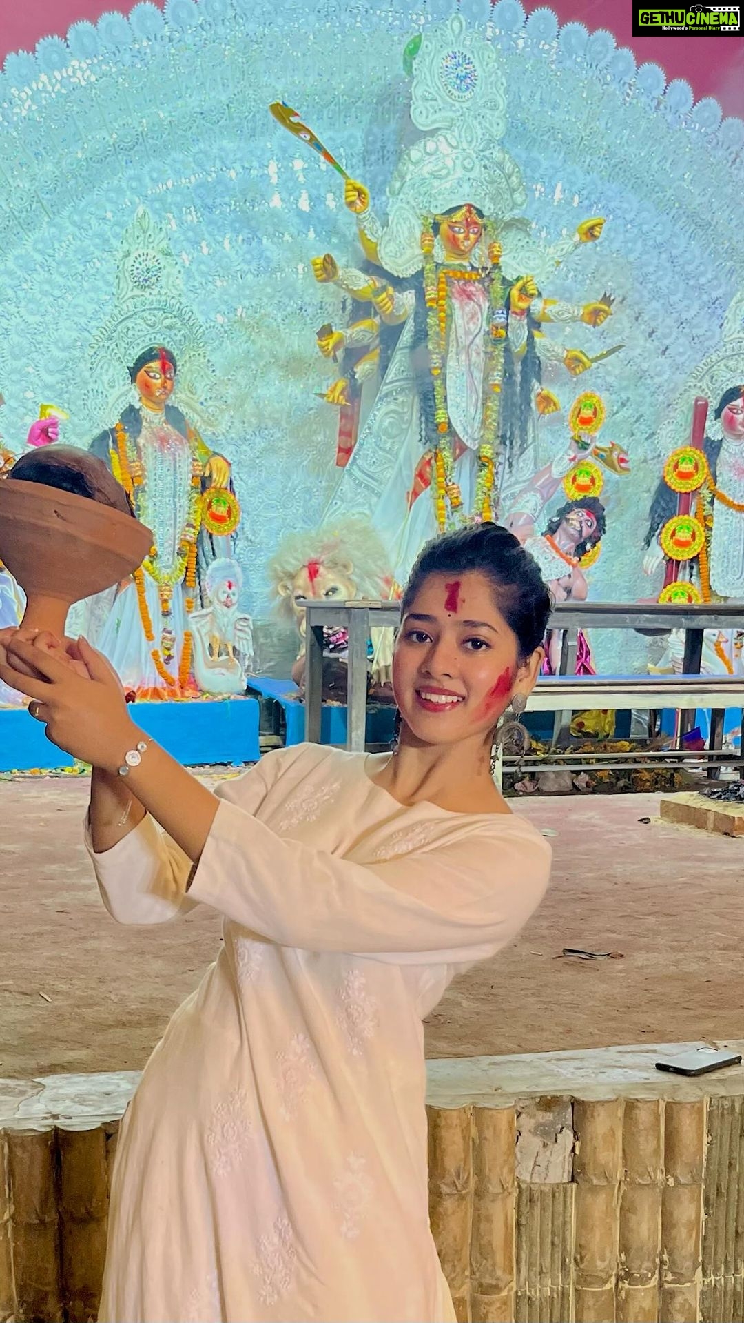 Ditipriya Roy Instagram - ॥ শুভ বিজয়া ॥ 🙏🏻❤️ . . . . . দশমী মানেই ধুনুচি নাচ 💫 . . . .#instareels #durgapuja #dance #family #friends #tradition #whitedress #red #ethnicwear #love #positivity #mood #happysouls #sisters #instagram