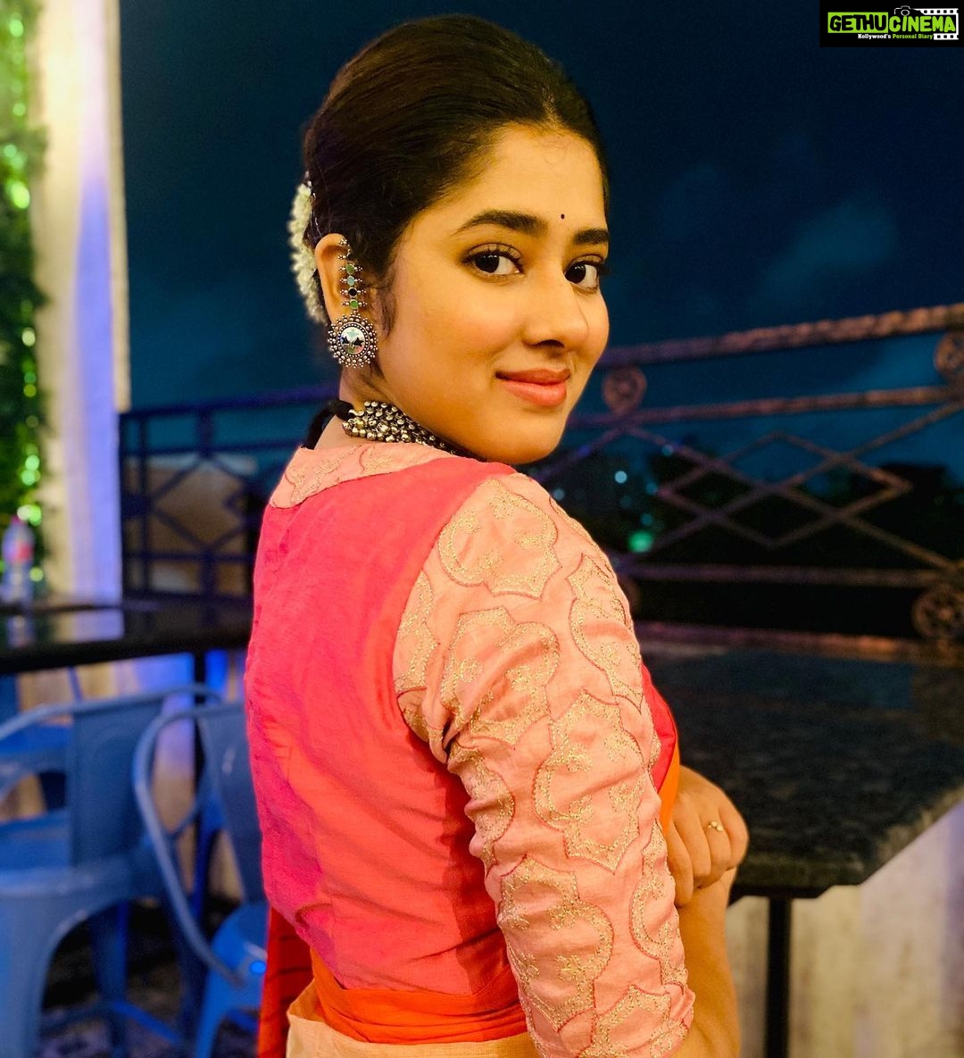 Ditipriya Roy Instagram - ॥ শুভ মহানবমী ॥ 🙏🏻❤️ . . . . . . . 📷 @arjun_sarkar_3189 . . . . . #durgapuja #mahanabami #mood #ethnicwear #saree #indian #bengali #puja2020 #positivevibes #jewellery #love #light #bun #look #instagood #instadaily #instamood