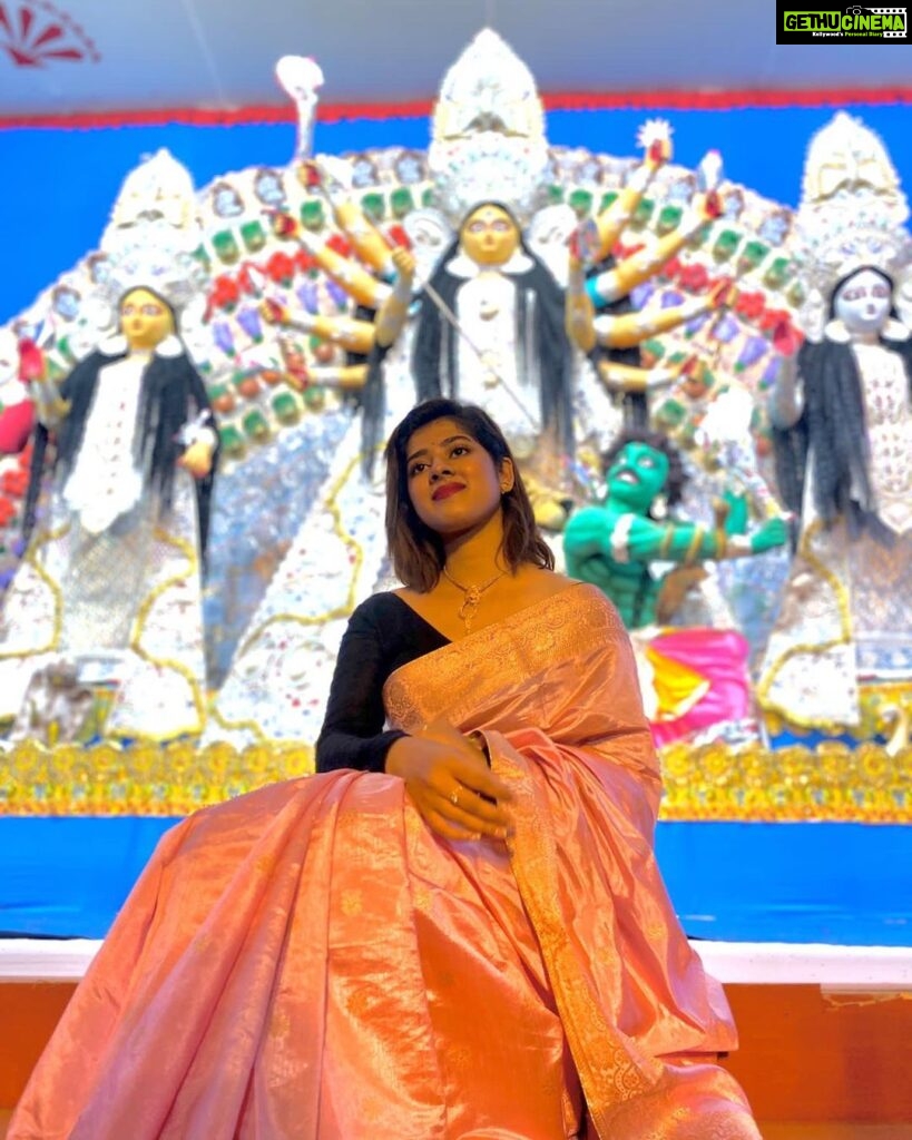 Ditipriya Roy Instagram - ॥ শুভ চতুর্থী ॥ 🙏🏻❤️ . . . . . . . #durgapuja #durgapujo #durgapuja2022 #saree #sareelook #festivelook #festivity #durgaidol #art #celebration #westbengal #bengal #culture #durgamaa MALDA-মালদা