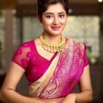 Ditipriya Roy Instagram - পুজো আসছে……… ❤️ . . . . . . .📷 @abhinaskarphotography .Saree @lavannya_boutique .Designed by @horeayan . . . . . #pujo #mood #friday #lookbook #pujolook #happiness #fridayvibes #positivevibes #bengali #bengalilook #traditional #jewellery #saree #bun #bindi #loveyourself #instafashion #instamood #instagood