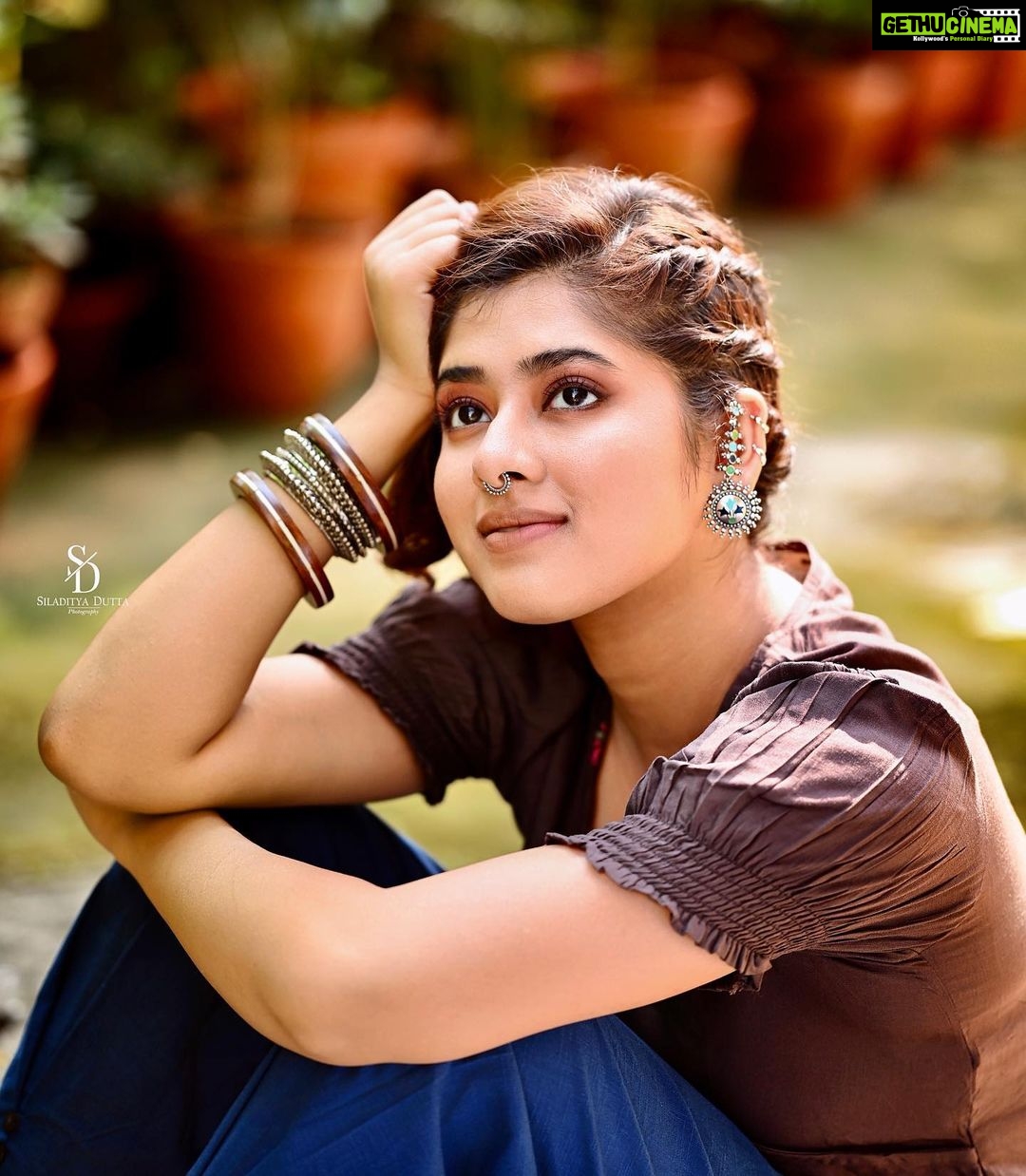 Ditipriya Roy Instagram - She floats in a Daydream 💭💭💭💭 . . . . . . 📷 @siladitya_dutta . 💄 @ameeth_dash . 💇🏻♀️ @i_am_soma13 . . . . #daydreamer #thinking #fusion #thinkpositive #silverjewelry #brown #blue #boho #thursday #thursdaymotivation #moodygrams #instagram #instalike #instafashion