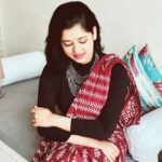Ditipriya Roy Instagram – ॥শুভ বসন্ত পঞ্চমী॥ 🌸🙏🏻
.
.
.
.
.
.
.#saraswatipuja #basantpanchami #lookbook #saree #tradition #traditionalwear #ethnicwear #jewellery #red #black #moods #love #instagram #instalike #instadaily