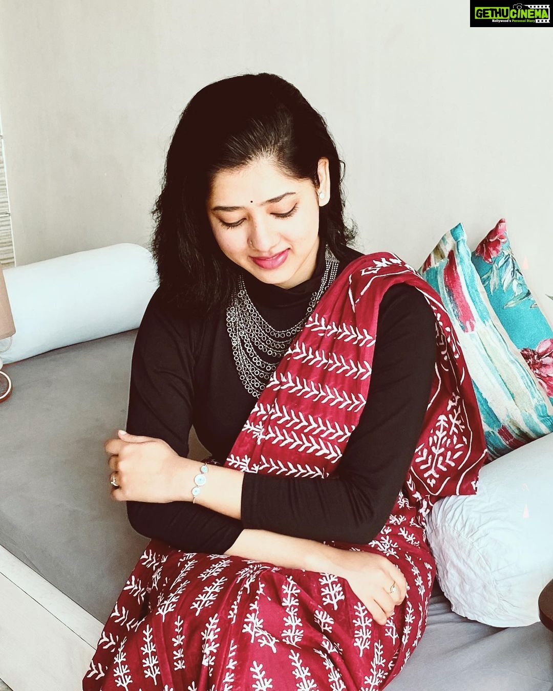 Ditipriya Roy Instagram - ॥শুভ বসন্ত পঞ্চমী॥ 🌸🙏🏻 . . . . . . .#saraswatipuja #basantpanchami #lookbook #saree #tradition #traditionalwear #ethnicwear #jewellery #red #black #moods #love #instagram #instalike #instadaily