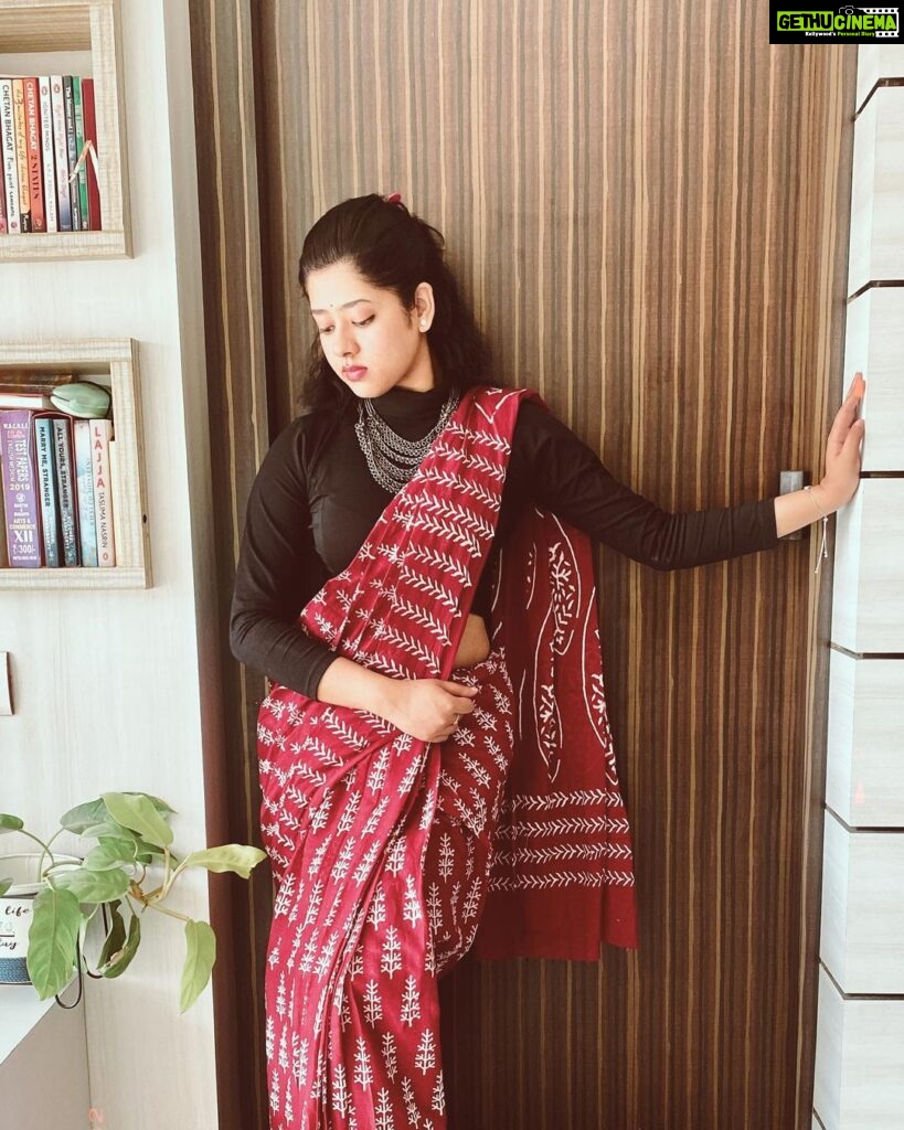 Ditipriya Roy Instagram - ॥শুভ বসন্ত পঞ্চমী॥ 🌸🙏🏻 . . . . . . .#saraswatipuja #basantpanchami #lookbook #saree #tradition #traditionalwear #ethnicwear #jewellery #red #black #moods #love #instagram #instalike #instadaily