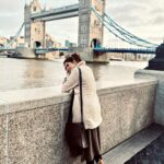 Ditipriya Roy Instagram - Soon when winter ends the fire might come to an end and you will always remember that winter even in the light of summer……♥️🍁 . . . . . . . . . . . . #sunday #sundayvibes #throwback #towerbridge #london #londondiaries #thames #posing #filming #winter #cold #coffee #positivevibes #peaceofmind #instagram #instadaily #instadaily London, United Kingdom