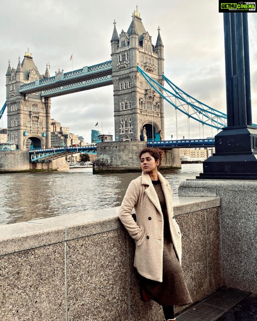 Ditipriya Roy Instagram - Soon when winter ends the fire might come to an end and you will always remember that winter even in the light of summer……♥️🍁 . . . . . . . . . . . . #sunday #sundayvibes #throwback #towerbridge #london #londondiaries #thames #posing #filming #winter #cold #coffee #positivevibes #peaceofmind #instagram #instadaily #instadaily London, United Kingdom