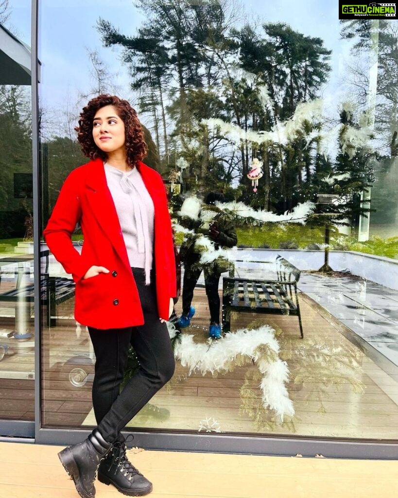 Ditipriya Roy Instagram - Wishing you all a very Happy & Prosperous New Year ! ❄️🎄🍁❤️ . . . . . . . .📷 @itsmesatabdi23 😘 . . #newyear #newdreams #resolution #red #christmasdecor #christmastree #posing #love #hope #life #positivity #beginning #mood #london #londondiaries #welcoming #newyear #2023 #uk #fashion #style #instamood #instafashion #instalike London, United Kingdom