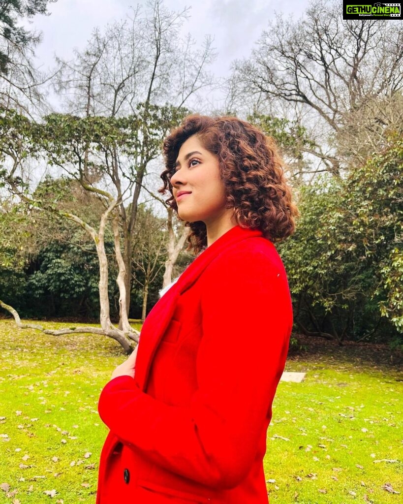 Ditipriya Roy Instagram - Wishing you all a very Happy & Prosperous New Year ! ❄️🎄🍁❤️ . . . . . . . .📷 @itsmesatabdi23 😘 . . #newyear #newdreams #resolution #red #christmasdecor #christmastree #posing #love #hope #life #positivity #beginning #mood #london #londondiaries #welcoming #newyear #2023 #uk #fashion #style #instamood #instafashion #instalike London, United Kingdom