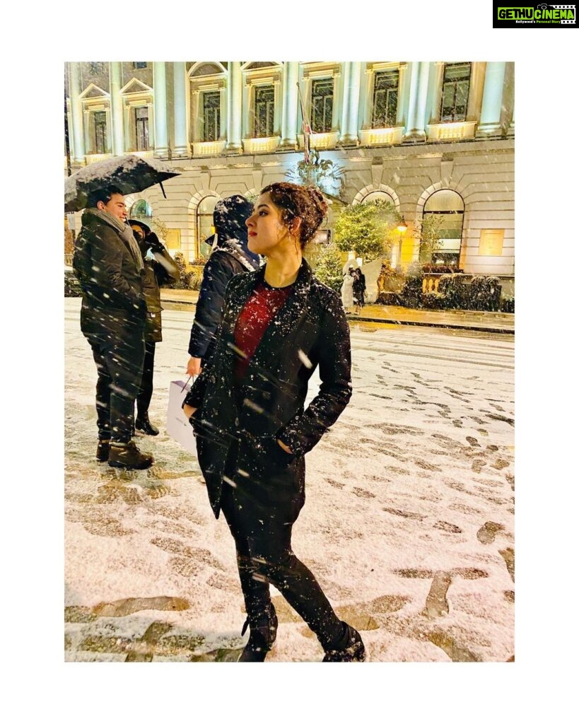 Ditipriya Roy Instagram - Gaily they ring while people sing songs of good cheer, Christmas is here…….🎄❄️❤️ . . . . . . . . . . #christmas #london #christmastree #winter #winteroutfit #snowflakes #snowfall #posing #centrallondon #mood #positivevibes #love #peace #instagram #instalike #instamood Trafalgar Square