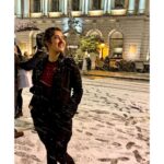 Ditipriya Roy Instagram - Gaily they ring while people sing songs of good cheer, Christmas is here…….🎄❄️❤️ . . . . . . . . . . #christmas #london #christmastree #winter #winteroutfit #snowflakes #snowfall #posing #centrallondon #mood #positivevibes #love #peace #instagram #instalike #instamood Trafalgar Square