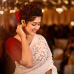 Ditipriya Roy Instagram - लब तो ना खोलूँ मैं, खोलूँ ना लब तो पर आँखों से सब कह दिया…….♥️ . . . . . . . . . Blouse @rabhisek . Hair @i_am_soma13 . Photoghapher @rb_photography999 . . . . . #thursday #biyebari #lookbook #bengaliwedding #traditional #saree #white #red #love #peace #fun #family #mood #fashion #instalike #instafashion #instamood