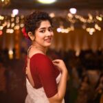 Ditipriya Roy Instagram - लब तो ना खोलूँ मैं, खोलूँ ना लब तो पर आँखों से सब कह दिया…….♥️ . . . . . . . . . Blouse @rabhisek . Hair @i_am_soma13 . Photoghapher @rb_photography999 . . . . . #thursday #biyebari #lookbook #bengaliwedding #traditional #saree #white #red #love #peace #fun #family #mood #fashion #instalike #instafashion #instamood