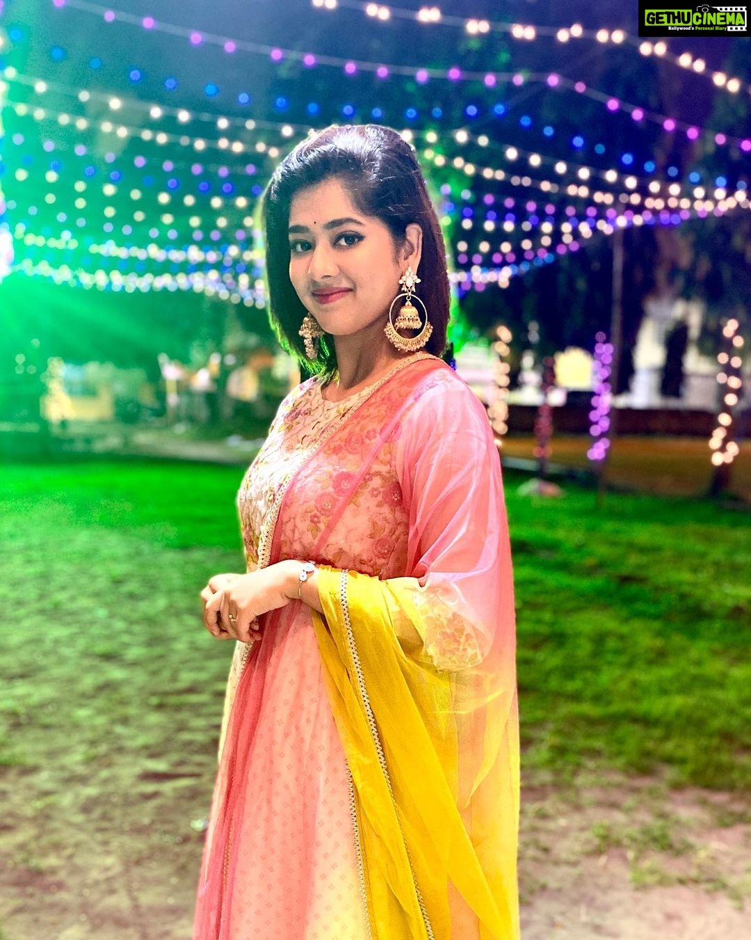 Ditipriya Roy Instagram - Wishing you all a very Happy & prosperous Diwali……🪔✨💫♥️ . . . . . . . . . . . #diwali #nosound #ethnicwear #bengali #celebration #love #light #sparkle #shine #candles #lighting #lookbook #diwaliscenes #shorthair #instafashion #instalike #instadaily