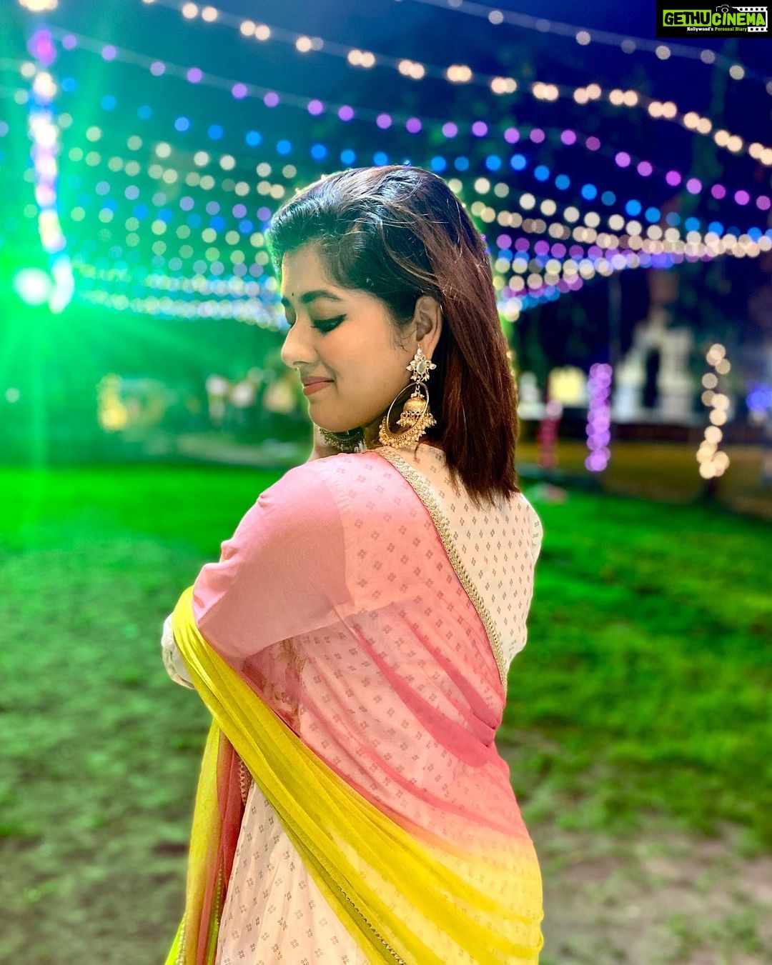 Ditipriya Roy Instagram - Wishing you all a very Happy & prosperous Diwali……🪔✨💫♥️ . . . . . . . . . . . #diwali #nosound #ethnicwear #bengali #celebration #love #light #sparkle #shine #candles #lighting #lookbook #diwaliscenes #shorthair #instafashion #instalike #instadaily