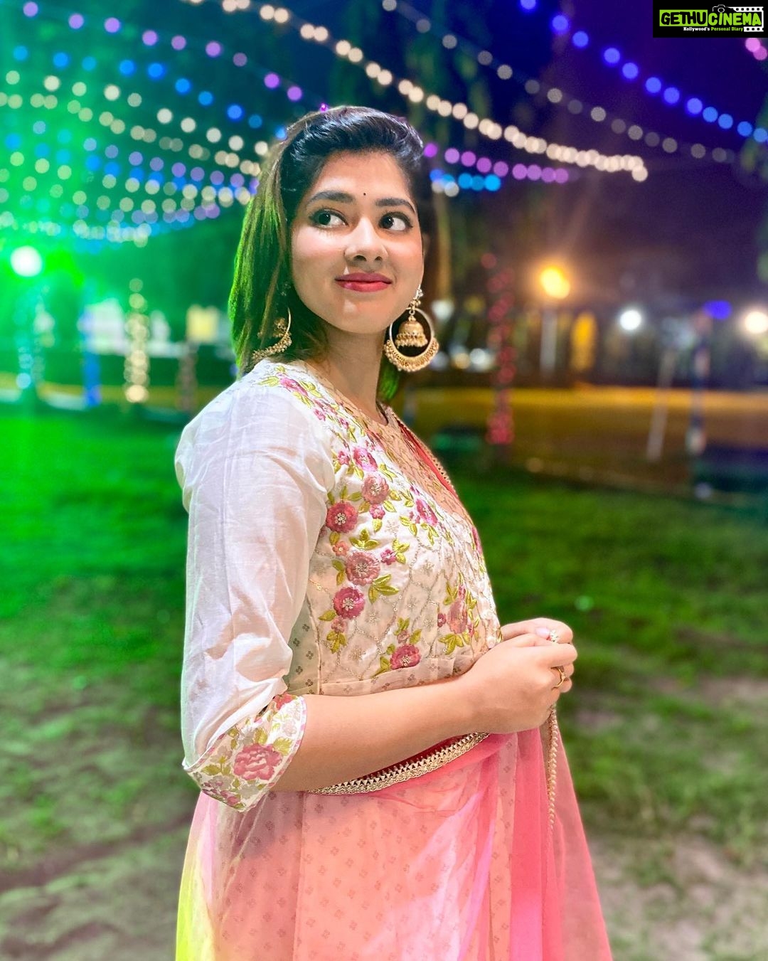 Ditipriya Roy Instagram - Wishing you all a very Happy & prosperous Diwali……🪔✨💫♥️ . . . . . . . . . . . #diwali #nosound #ethnicwear #bengali #celebration #love #light #sparkle #shine #candles #lighting #lookbook #diwaliscenes #shorthair #instafashion #instalike #instadaily