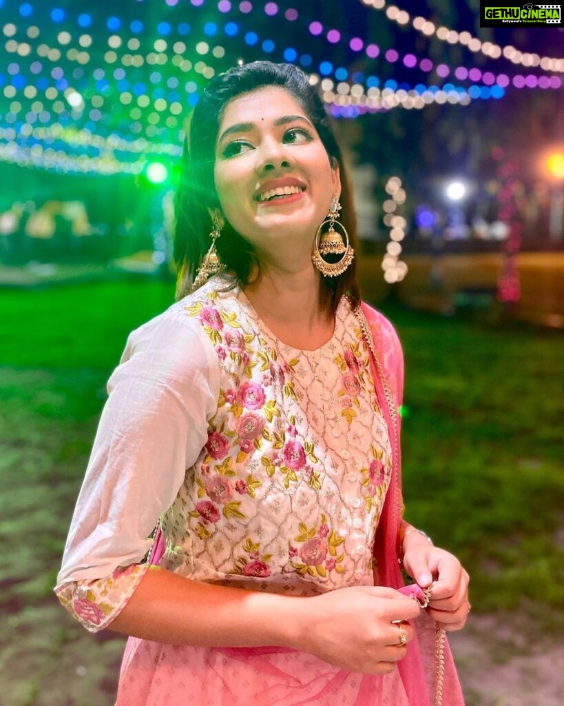 Ditipriya Roy Instagram - Wishing you all a very Happy & prosperous Diwali……🪔✨💫♥️ . . . . . . . . . . . #diwali #nosound #ethnicwear #bengali #celebration #love #light #sparkle #shine #candles #lighting #lookbook #diwaliscenes #shorthair #instafashion #instalike #instadaily