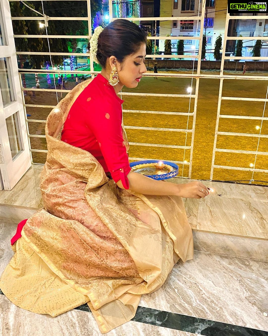 Ditipriya Roy Instagram - Celebration of Light ! 💫✨⚡️♥️ . . . . . . . .#celebration #lights #nosounddiwali #lookbook #mood #home #decoration #sparkle #shine #innerlight #innerpeace #smile #love #instamood #instadaily #instalike