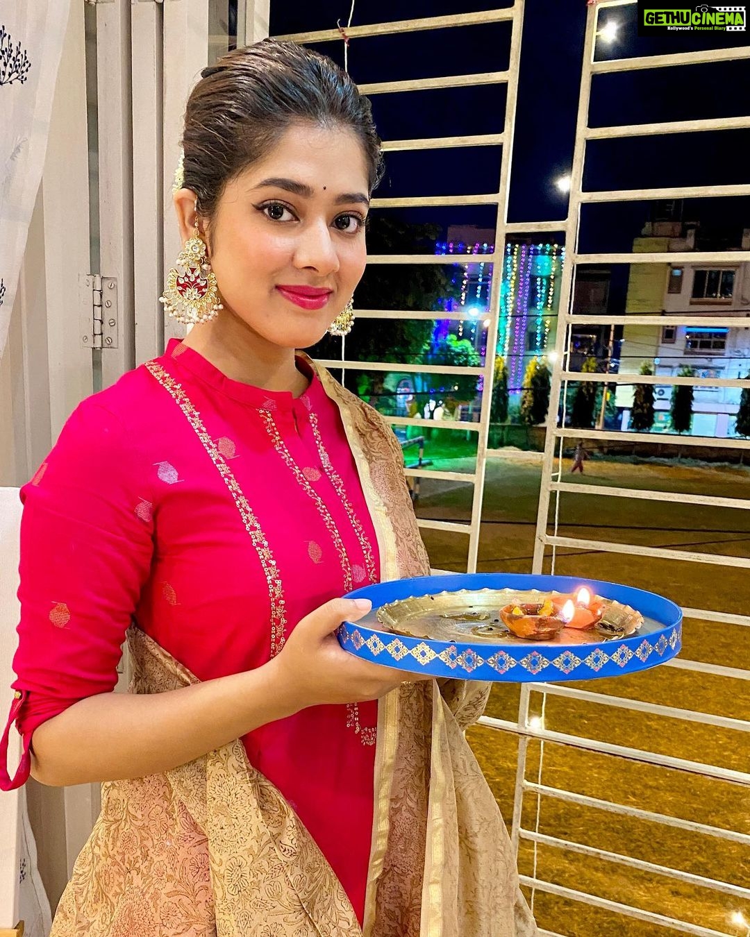 Ditipriya Roy Instagram - Celebration of Light ! 💫✨⚡️♥️ . . . . . . . .#celebration #lights #nosounddiwali #lookbook #mood #home #decoration #sparkle #shine #innerlight #innerpeace #smile #love #instamood #instadaily #instalike