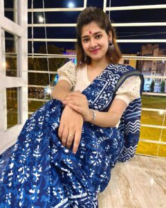 Ditipriya Roy Instagram - ॥ বাড়ির লক্ষ্মী পূজো ॥ 🙏🏻❤️
.
.
.
.
.
.
.
.
.
#lakkhipujo #lakshmipuja #laxmipuja #bengali #puja #2k22 #traditional #ethnicwear #saree #silver #bari #home #bindi #blue #mood #positivevibes #love #instagram #instamood #instalike