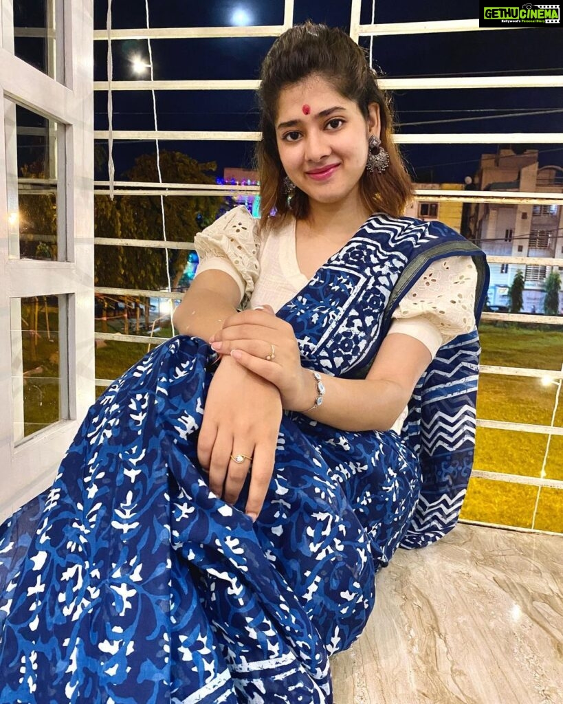 Ditipriya Roy Instagram - ॥ বাড়ির লক্ষ্মী পূজো ॥ 🙏🏻❤️ . . . . . . . . . #lakkhipujo #lakshmipuja #laxmipuja #bengali #puja #2k22 #traditional #ethnicwear #saree #silver #bari #home #bindi #blue #mood #positivevibes #love #instagram #instamood #instalike
