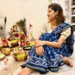 Ditipriya Roy Instagram - ॥ বাড়ির লক্ষ্মী পূজো ॥ 🙏🏻❤️ . . . . . . . . . #lakkhipujo #lakshmipuja #laxmipuja #bengali #puja #2k22 #traditional #ethnicwear #saree #silver #bari #home #bindi #blue #mood #positivevibes #love #instagram #instamood #instalike