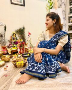 Ditipriya Roy Instagram - ॥ বাড়ির লক্ষ্মী পূজো ॥ 🙏🏻❤️
.
.
.
.
.
.
.
.
.
#lakkhipujo #lakshmipuja #laxmipuja #bengali #puja #2k22 #traditional #ethnicwear #saree #silver #bari #home #bindi #blue #mood #positivevibes #love #instagram #instamood #instalike