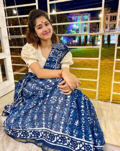 Ditipriya Roy Instagram - ॥ বাড়ির লক্ষ্মী পূজো ॥ 🙏🏻❤️ . . . . . . . . . #lakkhipujo #lakshmipuja #laxmipuja #bengali #puja #2k22 #traditional #ethnicwear #saree #silver #bari #home #bindi #blue #mood #positivevibes #love #instagram #instamood #instalike