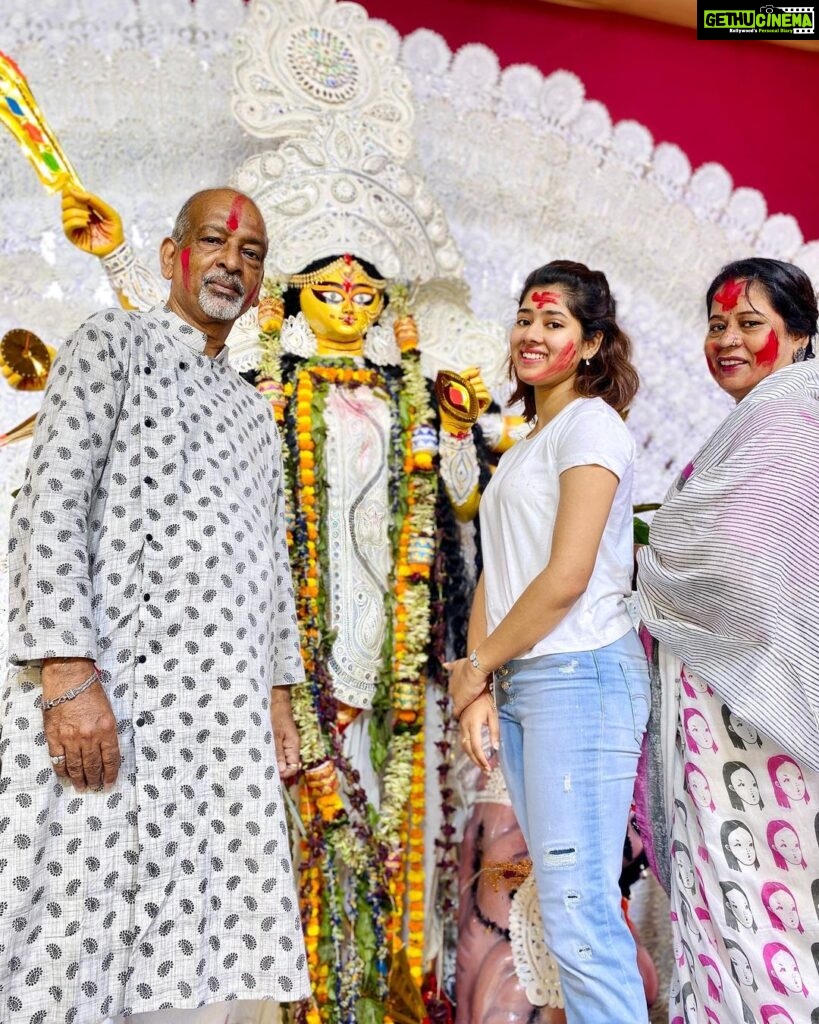 Ditipriya Roy Instagram - ॥ আবার তাড়াতাড়ি এসো মা ॥ অপেক্ষায় থাকবো সবাই 🙏🏻♥️ . . . . . . . . #durgapuja #shidurkhela #2022 #family #sisters #mood #positivevibes #love #lights #mood #bengali #culture #ethnicity #tradition #instagram #instadaily