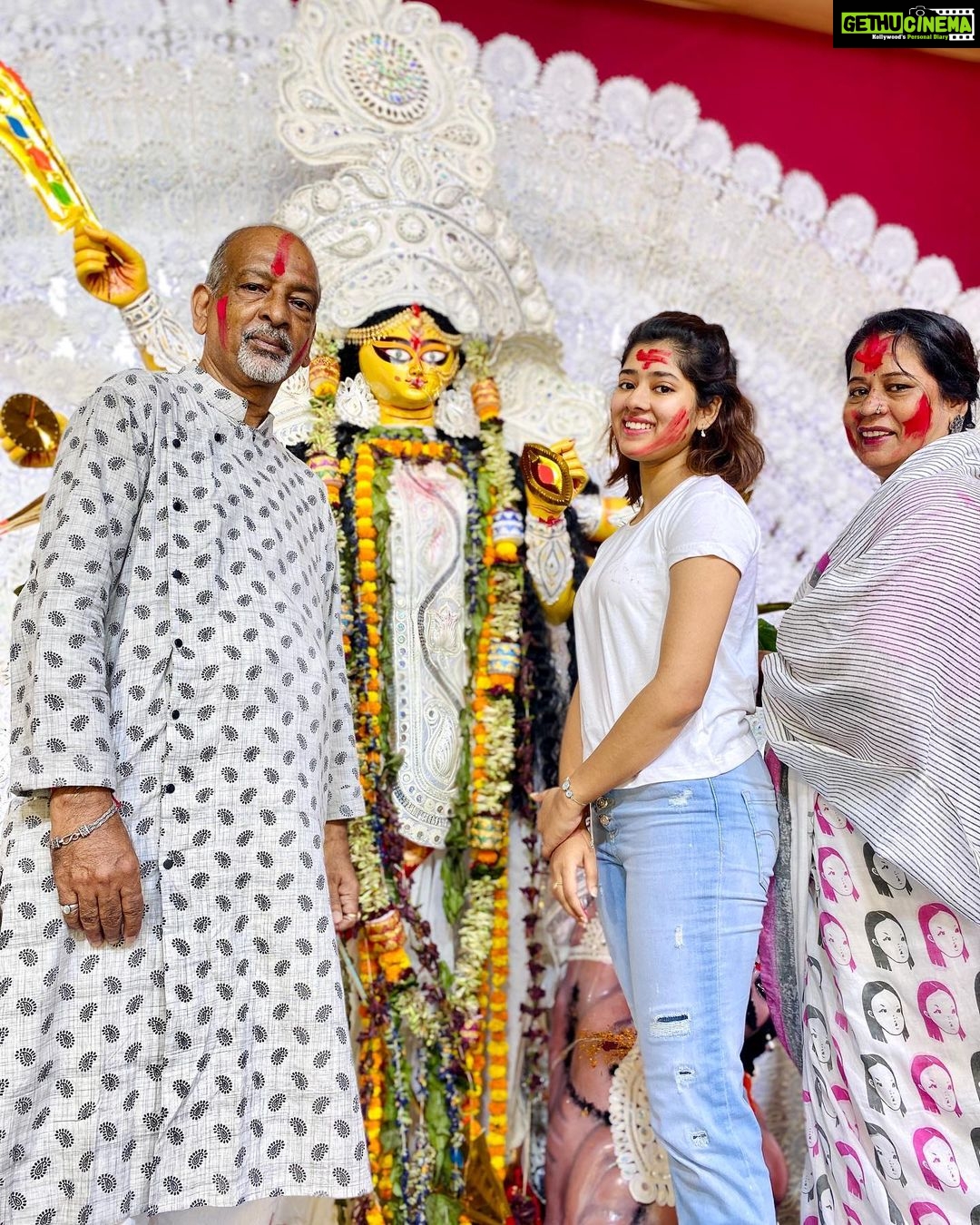 Ditipriya Roy Instagram - ॥ আবার তাড়াতাড়ি এসো মা ॥ অপেক্ষায় থাকবো সবাই 🙏🏻♥️ . . . . . . . . #durgapuja #shidurkhela #2022 #family #sisters #mood #positivevibes #love #lights #mood #bengali #culture #ethnicity #tradition #instagram #instadaily