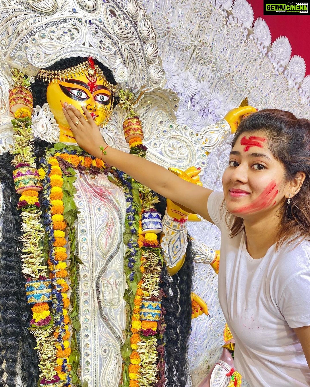 Ditipriya Roy Instagram - ॥ আবার তাড়াতাড়ি এসো মা ॥ অপেক্ষায় থাকবো সবাই 🙏🏻♥️ . . . . . . . . #durgapuja #shidurkhela #2022 #family #sisters #mood #positivevibes #love #lights #mood #bengali #culture #ethnicity #tradition #instagram #instadaily