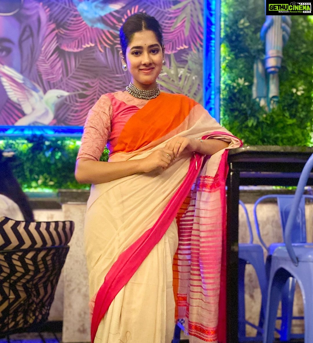 Ditipriya Roy Instagram - ॥ শুভ মহানবমী ॥ 🙏🏻❤️ . . . . . . . 📷 @arjun_sarkar_3189 . . . . . #durgapuja #mahanabami #mood #ethnicwear #saree #indian #bengali #puja2020 #positivevibes #jewellery #love #light #bun #look #instagood #instadaily #instamood