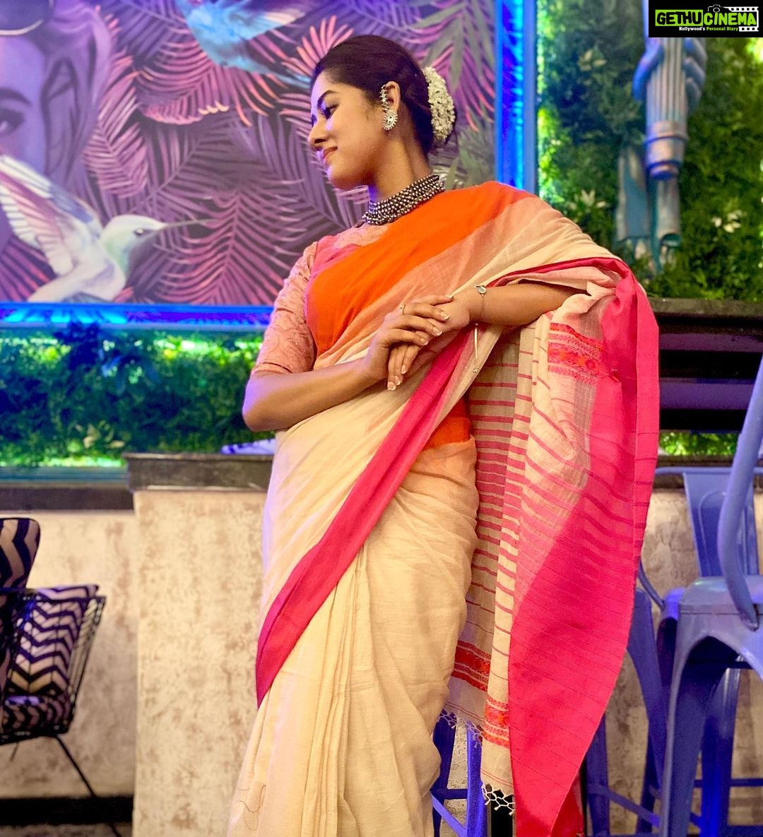 Ditipriya Roy Instagram - ॥ শুভ মহানবমী ॥ 🙏🏻❤️ . . . . . . . 📷 @arjun_sarkar_3189 . . . . . #durgapuja #mahanabami #mood #ethnicwear #saree #indian #bengali #puja2020 #positivevibes #jewellery #love #light #bun #look #instagood #instadaily #instamood