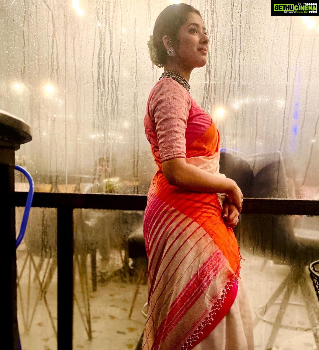 Ditipriya Roy Instagram - ॥ শুভ মহানবমী ॥ 🙏🏻❤️ . . . . . . . 📷 @arjun_sarkar_3189 . . . . . #durgapuja #mahanabami #mood #ethnicwear #saree #indian #bengali #puja2020 #positivevibes #jewellery #love #light #bun #look #instagood #instadaily #instamood