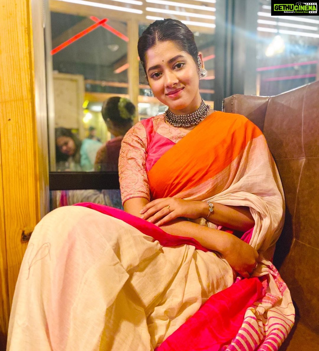 Ditipriya Roy Instagram - ॥ শুভ মহানবমী ॥ 🙏🏻❤️ . . . . . . . 📷 @arjun_sarkar_3189 . . . . . #durgapuja #mahanabami #mood #ethnicwear #saree #indian #bengali #puja2020 #positivevibes #jewellery #love #light #bun #look #instagood #instadaily #instamood
