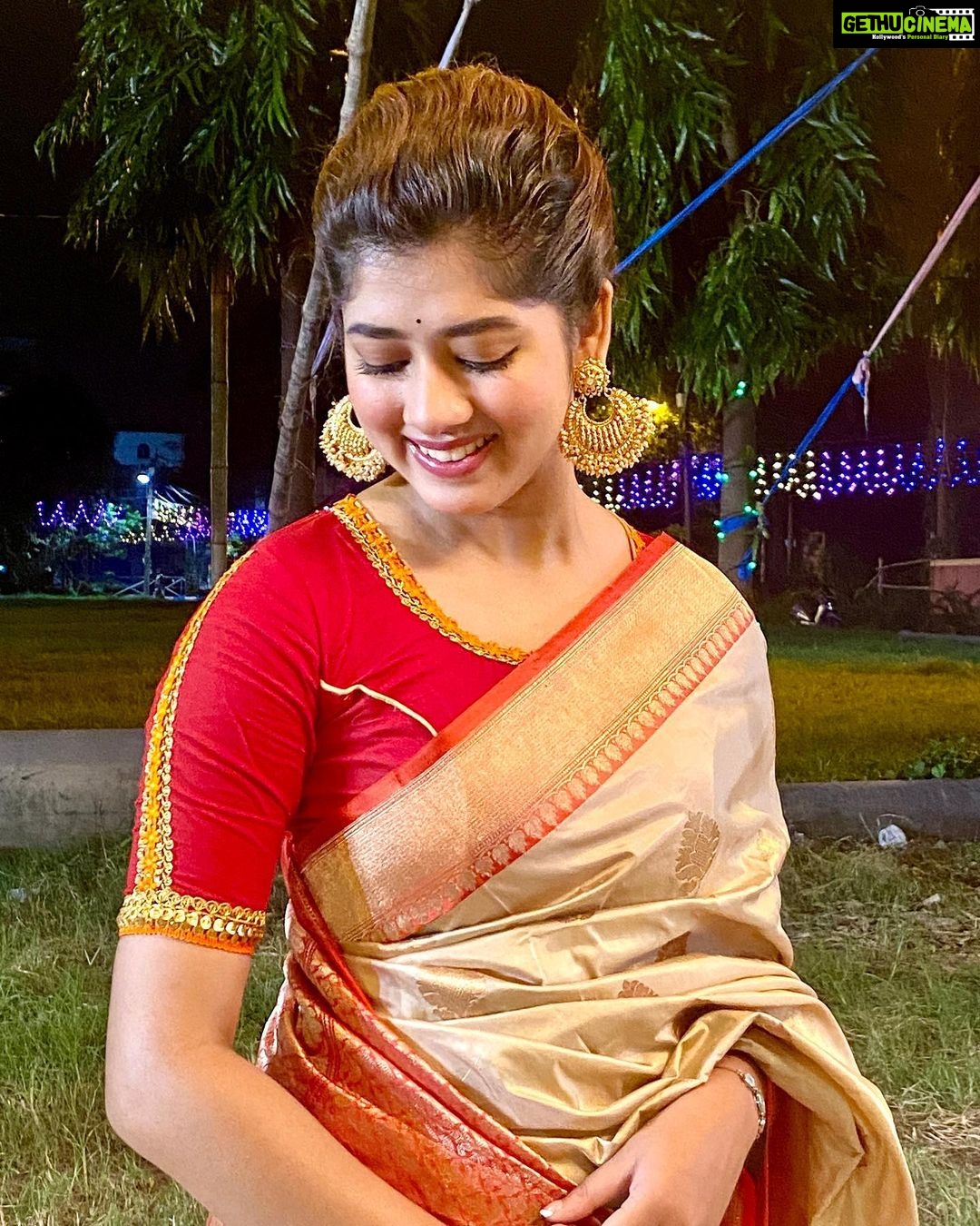 Ditipriya Roy Instagram - ॥ শুভ পঞ্চমী ॥❤️🙏🏻 . . . . . . . #durgapuja #durgapujo #durgapuja2022 #saree #sareelook #festivelook #panchamilook #festivity #celebration #westbengal #bengal #culture #durgapujakolkata #panchami
