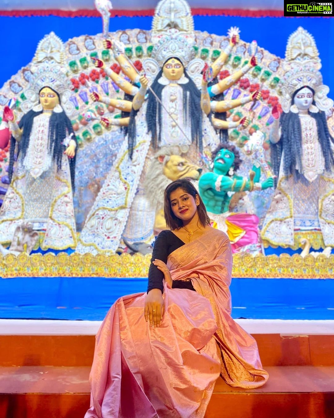 Ditipriya Roy Instagram - ॥ শুভ চতুর্থী ॥ 🙏🏻❤️ . . . . . . . #durgapuja #durgapujo #durgapuja2022 #saree #sareelook #festivelook #festivity #durgaidol #art #celebration #westbengal #bengal #culture #durgamaa MALDA-মালদা