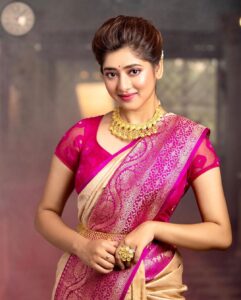 Ditipriya Roy Instagram - পুজো আসছে……… ❤️ . . . . . . .📷 @abhinaskarphotography .Saree @lavannya_boutique .Designed by @horeayan . . . . . #pujo #mood #friday #lookbook #pujolook #happiness #fridayvibes #positivevibes #bengali #bengalilook #traditional #jewellery #saree #bun #bindi #loveyourself #instafashion #instamood #instagood