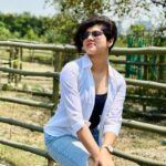 Ditipriya Roy Instagram - শহরের উষ্ণতম দিনে…………🍁🌿🌇 . . . . . . . . . . #sunday #city #nature #highway #mood #shades #denimstyle #shorthair #messy #kolkata #kolkatadiaries #summer #vibing #positivity #instafashion #instadaily #instamood