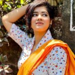 Ditipriya Roy Instagram - “হাতের উপর হাত রাখা খুব সহজ নয় সারা জীবন বইতে পারা সহজ নয় এ কথা খুব সহজ, কিন্তু কে না জানে সহজ কথা ঠিক ততটা সহজ নয়” . . . . . . . . . . . #tuesday #tuesdayvibes #poetry #sankhaghosh #mood #outdoors #indoors #shorthair #positivity #simplicity #bengali #mood #ethnicwear #ethnic #saree #lookbook #instafashion #instadaily #instamood