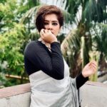 Ditipriya Roy Instagram - আনন্দে বিষাদে মেশা ,সেই নয়নের নেশা তুমি তো জান না তাহা, আমি তাহা জানি। . . . . . . . . . #sunday #nature #morning #thoughts #eyes #ethnicwear #traditional #bengali #lookbook #shorthair #mood #weather #summer #posing #candid #instafashion #instadaily #instalike
