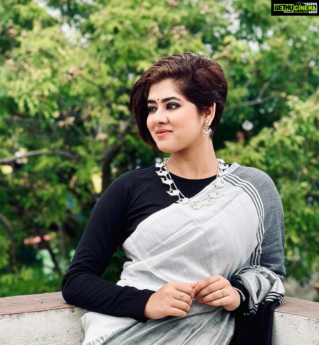 Ditipriya Roy Instagram - আনন্দে বিষাদে মেশা ,সেই নয়নের নেশা তুমি তো জান না তাহা, আমি তাহা জানি। . . . . . . . . . #sunday #nature #morning #thoughts #eyes #ethnicwear #traditional #bengali #lookbook #shorthair #mood #weather #summer #posing #candid #instafashion #instadaily #instalike