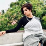 Ditipriya Roy Instagram - আনন্দে বিষাদে মেশা ,সেই নয়নের নেশা তুমি তো জান না তাহা, আমি তাহা জানি। . . . . . . . . . #sunday #nature #morning #thoughts #eyes #ethnicwear #traditional #bengali #lookbook #shorthair #mood #weather #summer #posing #candid #instafashion #instadaily #instalike