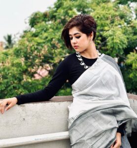 Ditipriya Roy Instagram - আনন্দে বিষাদে মেশা ,সেই নয়নের নেশা তুমি তো জান না তাহা, আমি তাহা জানি। . . . . . . . . . #sunday #nature #morning #thoughts #eyes #ethnicwear #traditional #bengali #lookbook #shorthair #mood #weather #summer #posing #candid #instafashion #instadaily #instalike