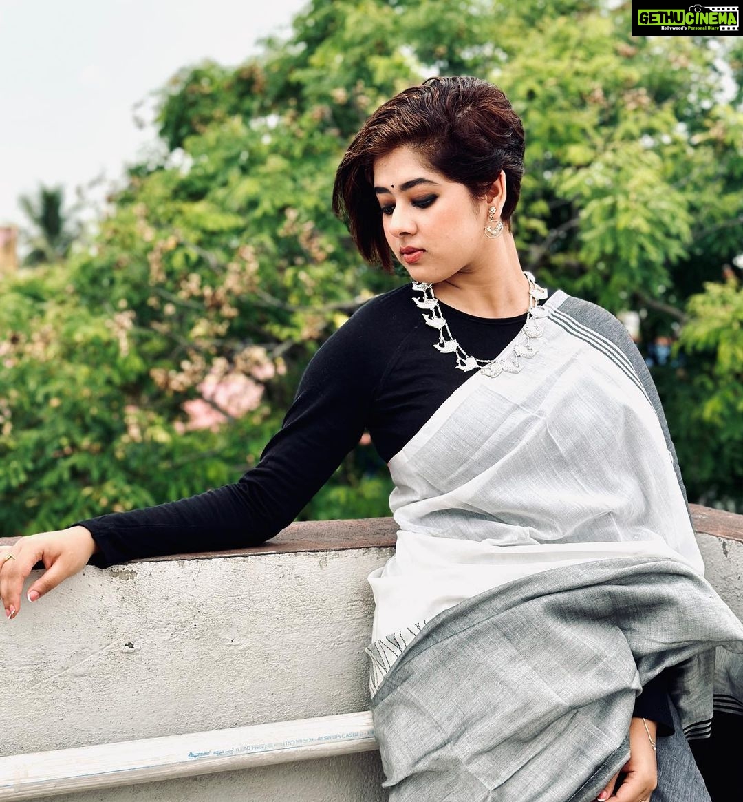 Ditipriya Roy Instagram - আনন্দে বিষাদে মেশা ,সেই নয়নের নেশা তুমি তো জান না তাহা, আমি তাহা জানি। . . . . . . . . . #sunday #nature #morning #thoughts #eyes #ethnicwear #traditional #bengali #lookbook #shorthair #mood #weather #summer #posing #candid #instafashion #instadaily #instalike