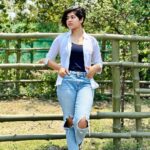 Ditipriya Roy Instagram - শহরের উষ্ণতম দিনে…………🍁🌿🌇 . . . . . . . . . . #sunday #city #nature #highway #mood #shades #denimstyle #shorthair #messy #kolkata #kolkatadiaries #summer #vibing #positivity #instafashion #instadaily #instamood